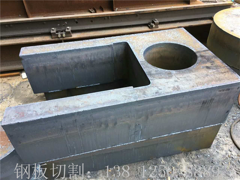 Q345D钢板切割大型牌坊件